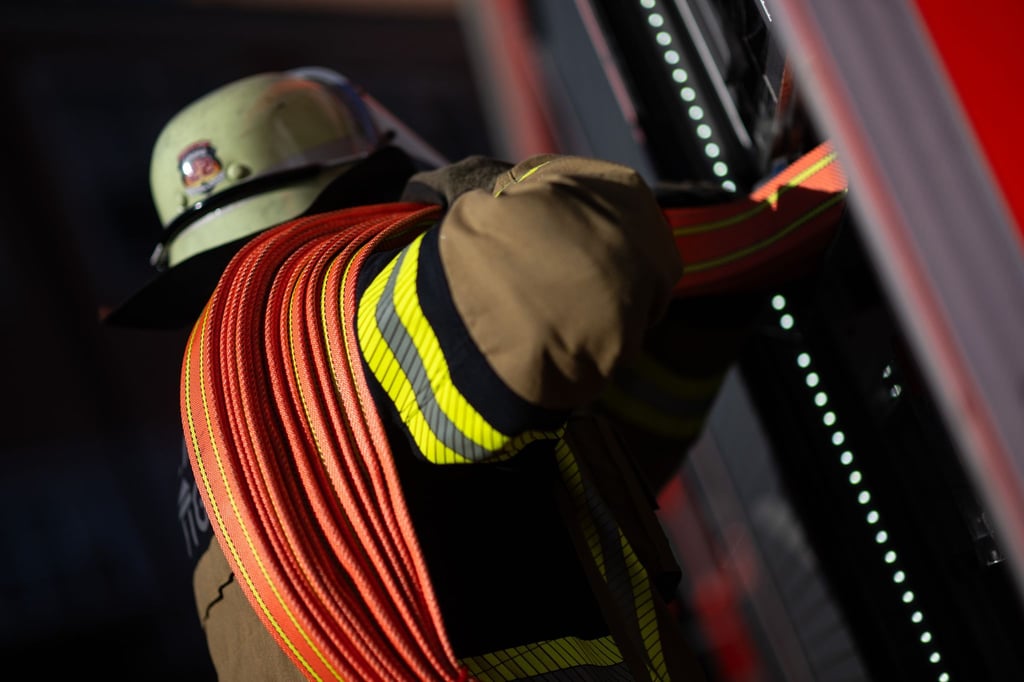 Zu einem größeren Gebäudebrand wurde die Feuerwehr im Landkreis Emsland gerufen. (Symbolbild)