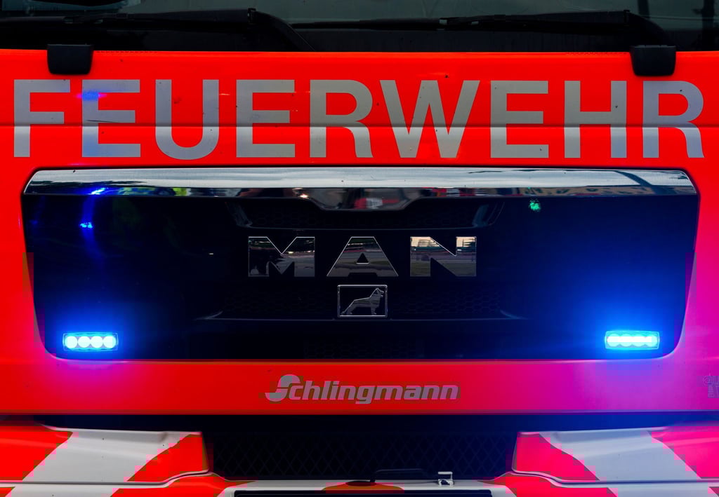 Wegen eines brennenden Mehrfamilienhauses in Osnabrück rückte die Feuerwehr nachts an. (Symbolbild)