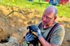 Der Hund wurde nach langer schweißtreibender Arbeit von Dirk Hansen vonm der Feuerwehr Burg schließlich gegriffen. Das Tier war in einem Dachsbau verschwunden.
