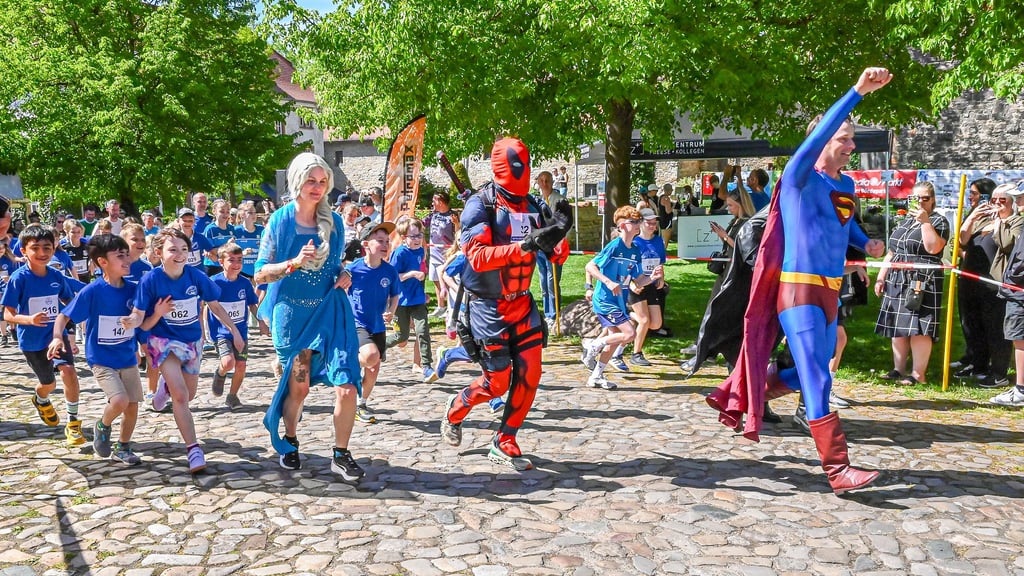 Angeführt von echten Superhelden machen sich die Starter des 4. Benefizlaufes in Wanzleben auf die Rekordjagd.