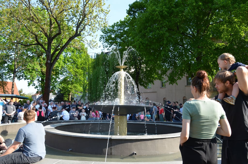 Güsten hat seine Attraktion wieder. Der Springbrunnen sprudelt zur Zufriedenheit aller in alter Frische.