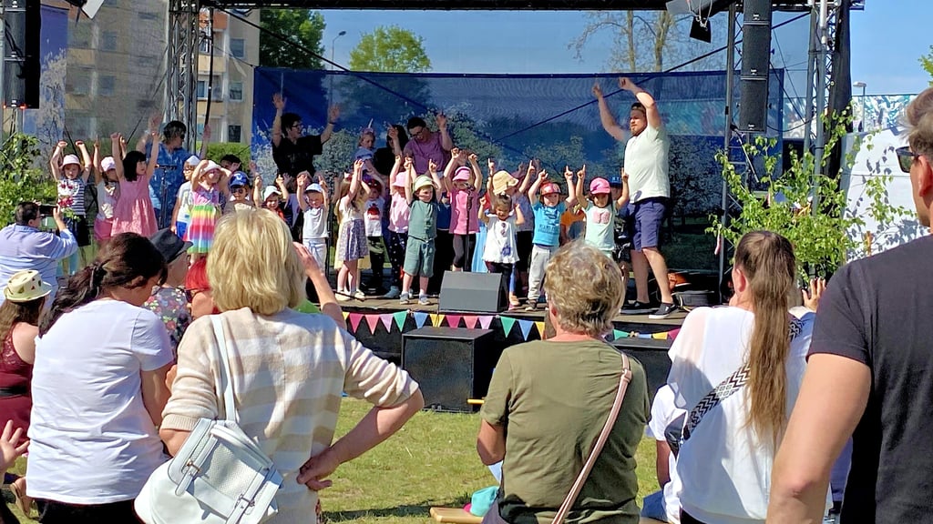 Zum Auftakt führten die Kinder der Kita „Sonnenschlößchen“ ein buntes Programm auf und animierten das Publikum beim Tanz in den Mai in Parey.