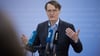 Der geschäftsführende Gesundheitsminister Lauterbach wurde am 1. Mai von Demonstranten angepöbelt.