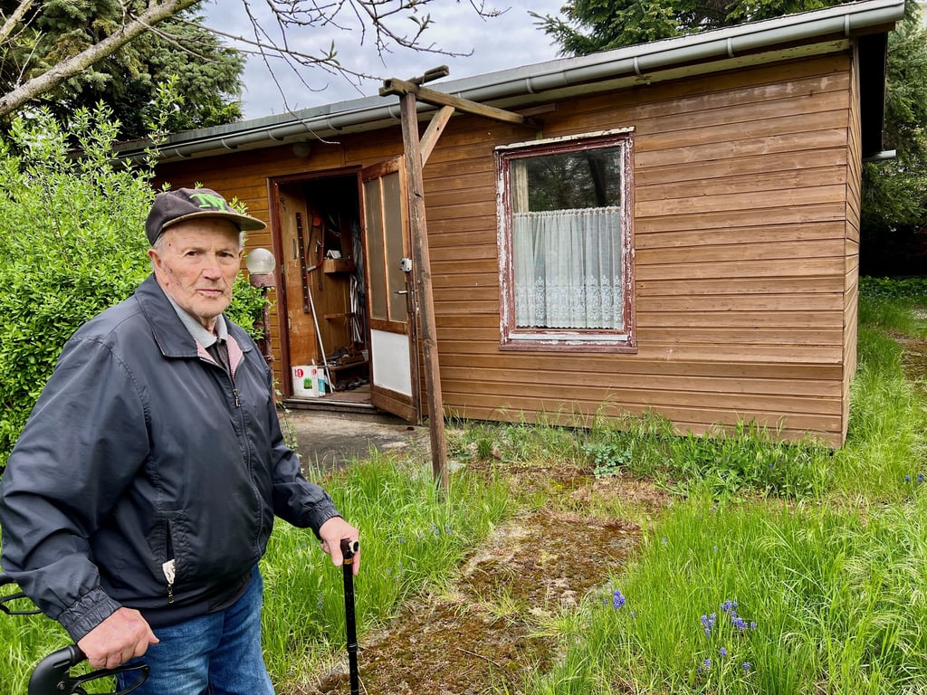Eberhard Balzer steht vor seinem Holzbungalow auf dem Gartengrundstück an der Bruno-Hinz-Straße in Bernburg.