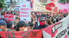 Bei der abendlichen Demonstration am 1. Mai in Berlin-Kreuzberg und Neukölln nahm die Polizei Dutzende Menschen wegen Störungen fest.