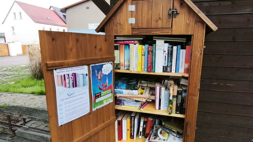 Der Trend zum kostenlosen Büchertausch erobert den Saalekreis – mittlerweile gibt es über ein Dutzend Bücherschränke in der Region. So zum Beispiel diesen hier in Großkayna.