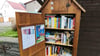Der Trend zum kostenlosen Büchertausch erobert den Saalekreis – mittlerweile gibt es über ein Dutzend Bücherschränke in der Region. So zum Beispiel diesen hier in Großkayna.