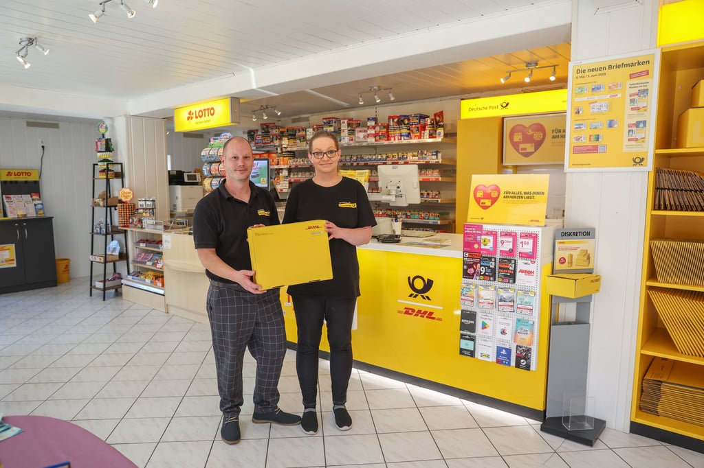 Elisa Schmidt und Lars Seitz in ihrer neuen Post-Partnerfiliale in der Hohenmölsener Goethestraße