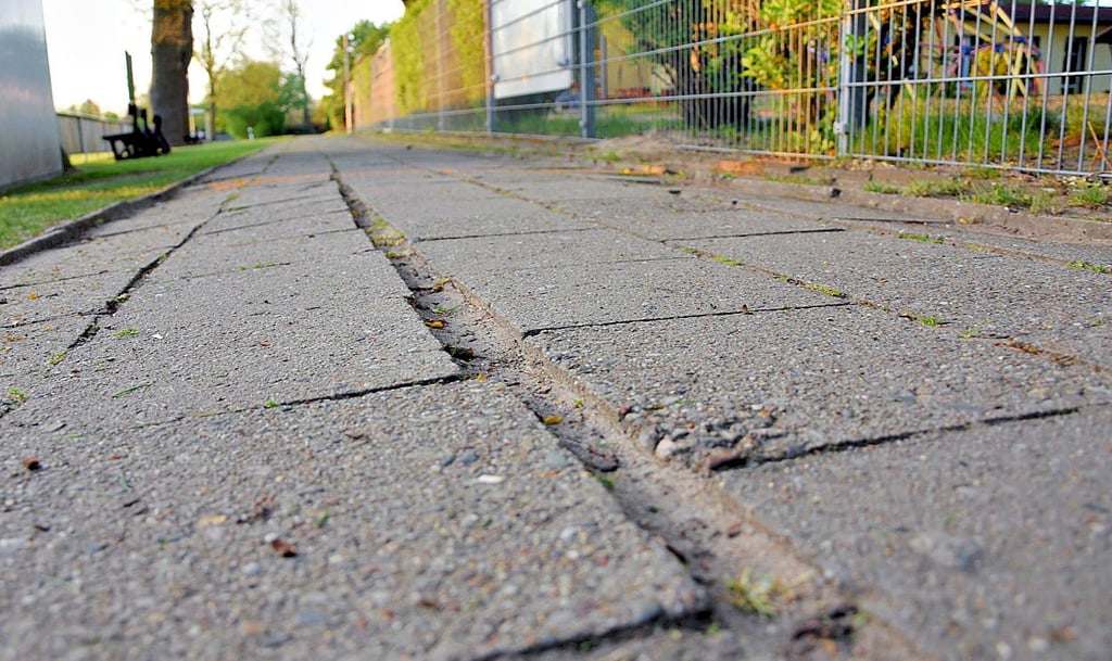 Wenn in diesen breiten Fugen, unmittelbar vor Kita, die Räder von Kinderfahrrädern hängen bleiben, kann das böse enden.