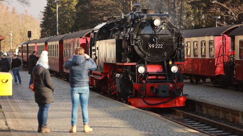 Ein Zug der Harzer Schmalspurbahnen hält im Bahnhof Drei Annen Hohne.