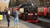 Ein Zug der Harzer Schmalspurbahnen hält im Bahnhof Drei Annen Hohne.