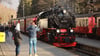 Ein Zug der Harzer Schmalspurbahnen hält im Bahnhof Drei Annen Hohne. Für eine Familie aus Dresden und Stuttgart endete die Fahrt zum Brocken jedoch noch vor dem Start.&nbsp;