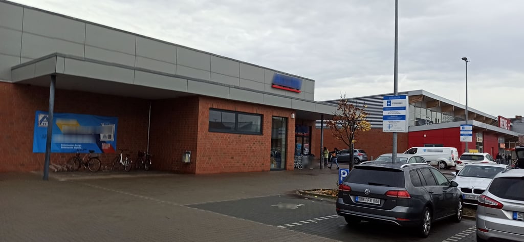 Der Markt von Aldi Nord in der Schillerstraße in Schönebeck. Hier soll der 46-jährige Angeklagte versucht haben, Waren zu stehlen. Durch das beherzte Eingreifen zweier Kundinnen und einer Angestellten soll der Mann aufgehalten worden sein.