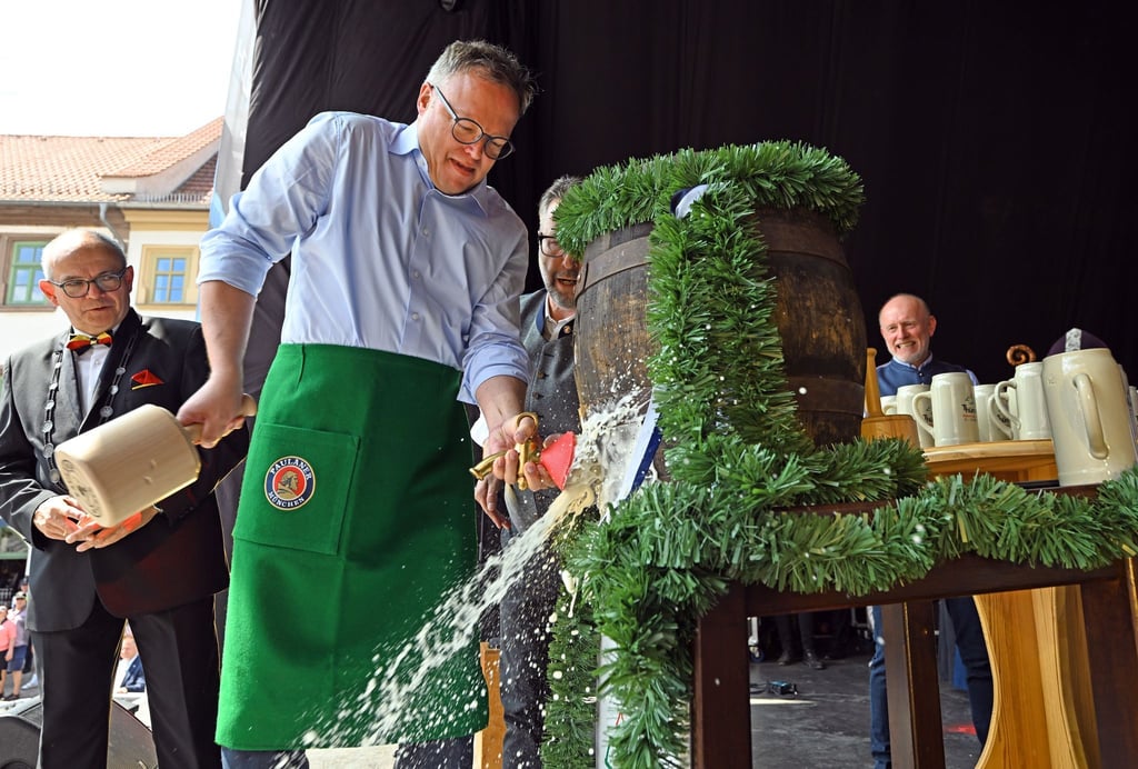 Ministerpräsident Mario Voigt beim Faßbieranstich. Zum Thüringentag werden an diesem Wochenende bis zu einer viertel Million Besucher in Gotha erwartet.