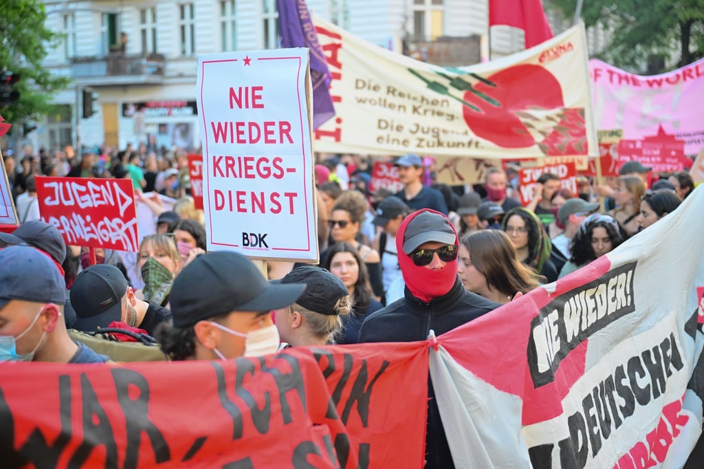 Bei der abendlichen Demonstration am 1. Mai in Berlin-Kreuzberg und Neukölln nahm die Polizei Dutzende Menschen wegen Störungen fest.