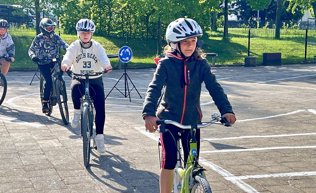 Den Fahrradparcours im Verkehrsgarten auf dem Schulhof meistern die Schülerinnen und Schüler schon ganz gut.