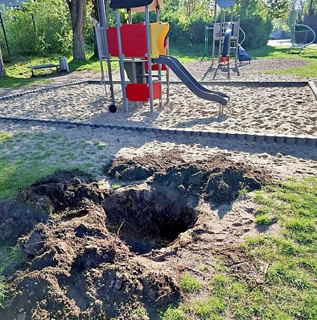 Anstelle des Federwippers fand eine Mutti am Mittwoch dieses Loch auf dem Spielplatz Kalkstraße in Staßfurt vor.
