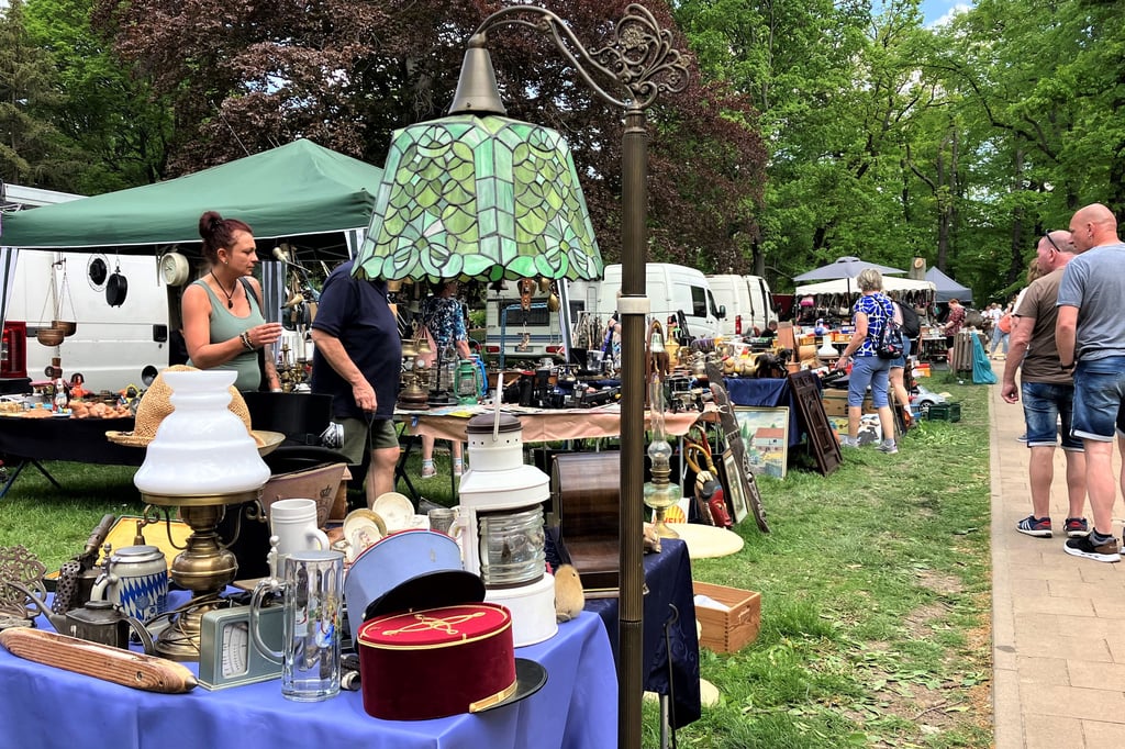 Der Trödelmarkt im Kurpark in Thale ist gut besucht.