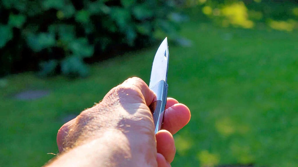 Mit einem Klappmesser hat der Angeklagte einen ehemaligen Mitschüler bedroht.