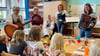 Die anwesenden Mitgliedern der Trachtengruppe Christel Liebetruth, Inge Ananias, Christina Hundt, Victoria Hoppe, Joana Weidner (von links) bringen Kindern in Benneckenstein das Lied „Wir sind die Harzgebirgler“ bei.   