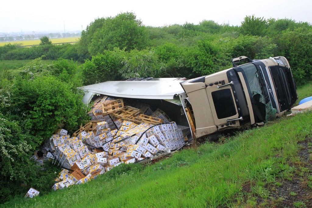 Der Bananenlaster kippte auf der A38 im Kreis Mansfeld-Südharz um.