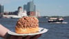 Krabbenbrötchen sind auch dieses Frühjahr vielerorts sehr teuer.