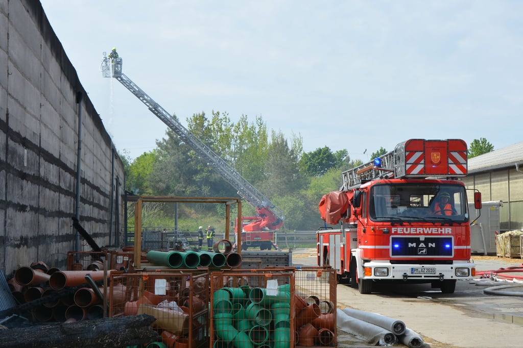 Brandbekämpfung mit der Drehleiter aus dem Amt Ziesar.