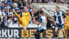 Bielefelds Marius Woerl (M) sowie Sam Schreck (r) und Dresdens Vinko Sapina (l) im Kampf um den Ball.