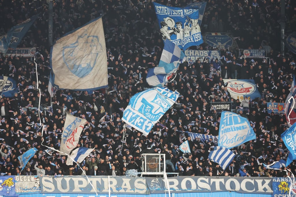 Im Umfeld des Drittligisten Hansa Rostock kommt es seit Jahren immer wieder zu Ausschreitungen von Teilen der Fans. (Symbolbild)