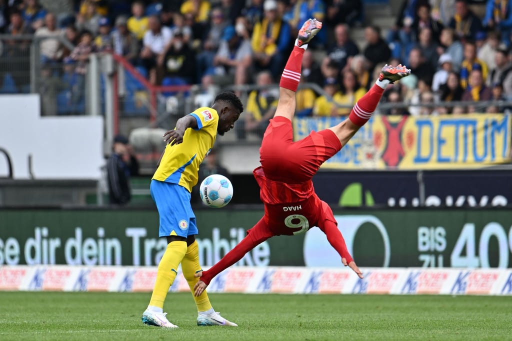 Düsseldorfs Giovanni Haag (r) mit einer akrobatischen Einlage gegen Braunschweig Richmond Tachie.