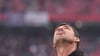 Leipzigs Trainer Zsolt Löw blickt in den Himmel