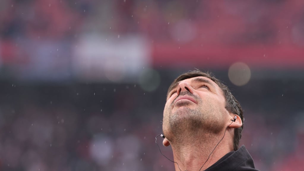 Leipzigs Trainer Zsolt Löw blickt in den Himmel