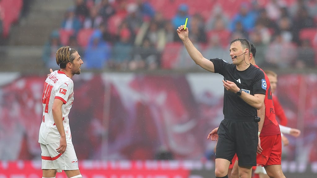 Gelb! Kevin Kampl beschwert sich bei Referee Felix Zwayer.