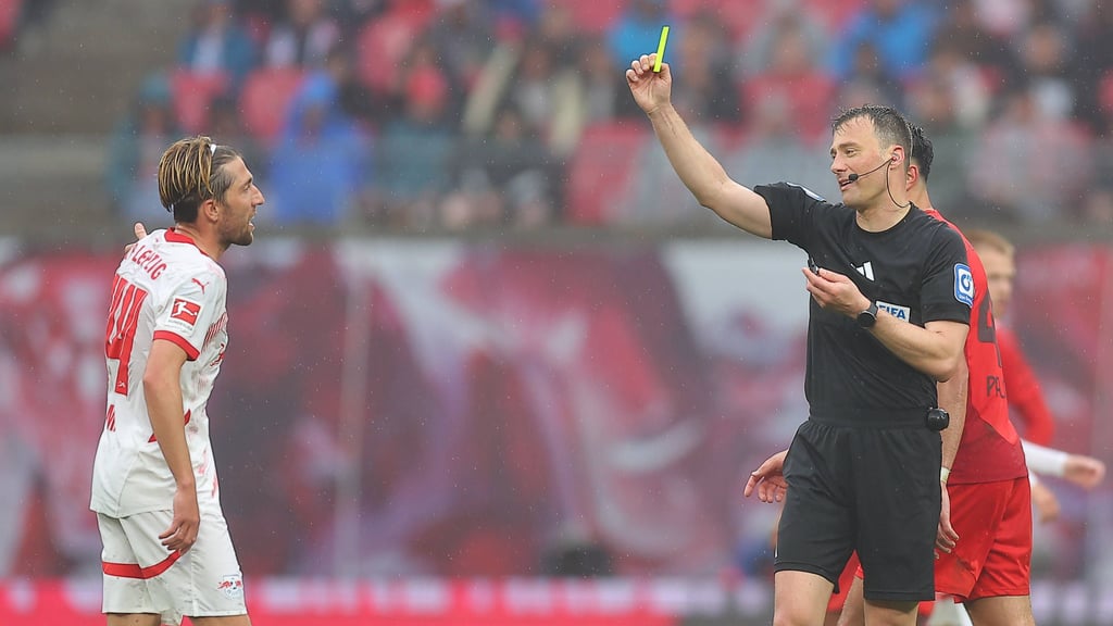 Gelb! Kevin Kampl beschwert sich bei Referee Felix Zwayer.