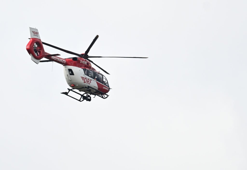 Per Hubschrauber wurde der schwer verletzte Mann vom Hafen in Norddeich in ein Krankenhaus geflogen. (Symbolbild)