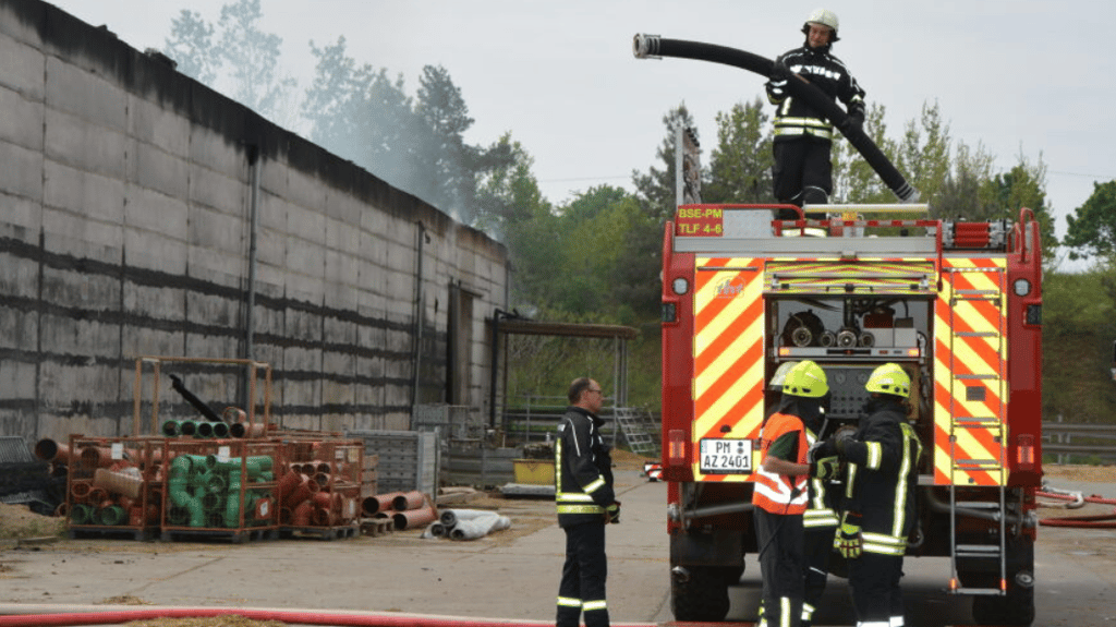 Die Feuerwehr ist bei einem Großbrand in Tucheim im Einsatz. Das Feuer ist in einem Stall ausgebrochen, in dem sich Kälber befanden.