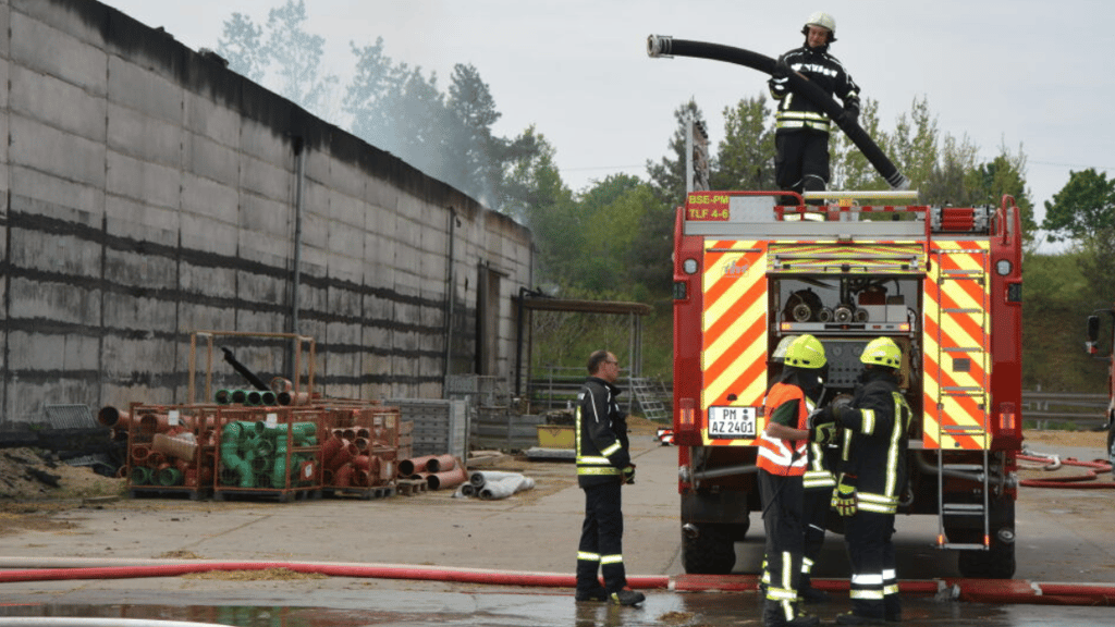 Die Feuerwehr ist bei einem Großbrand in Tucheim im Einsatz. Das Feuer ist in einem Stall ausgebrochen, in dem sich Kälber befanden.