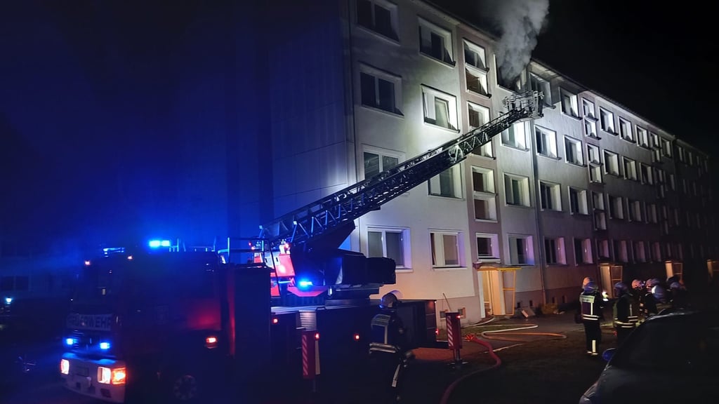 In der Gröblerstraße in Genthin brannte die Küche einer Wohnung im oberen Stockwerk eines Mehrfamilienhauses.