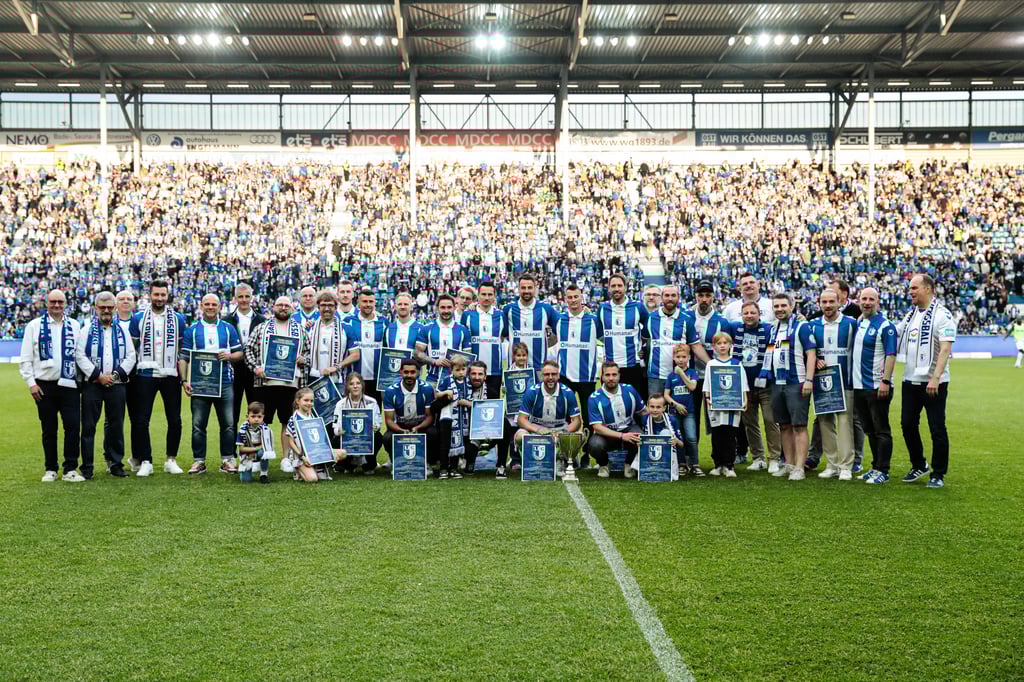 Gruppenfoto der 2015er-Aufstiegshelden des 1. FC Magdeburg in der Avnet-Arena.