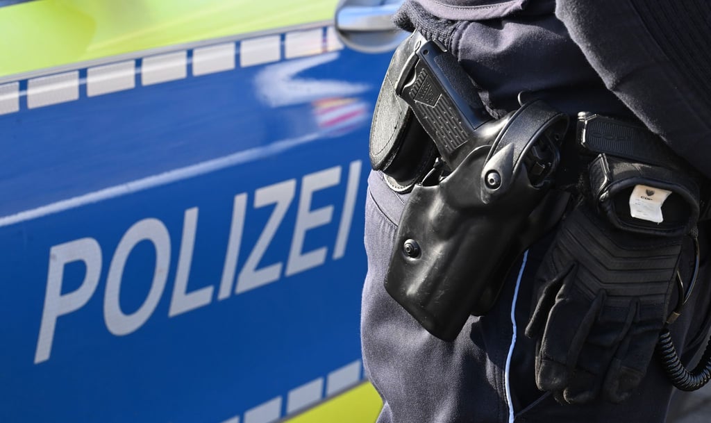 Ein Mann wurde von Beamten am Oberschenkel angeschossen. (Symbolbild)
