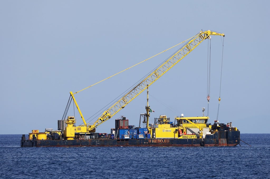 Das riesige Schiff, das vor der italienischen Mittelmeerinsel in etwa 50 Metern Tiefe liegt, soll bis Mitte Juni nach oben gebracht werden.
