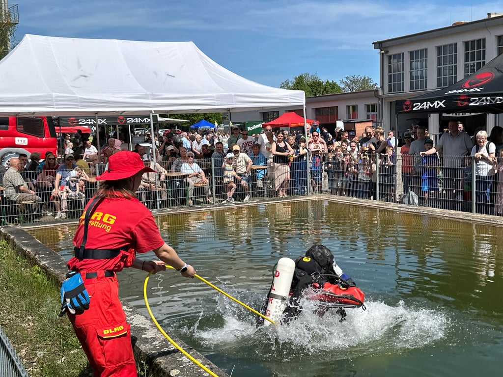 Die DLRG Tangermünde demonstriert beim Tag der offenen Tür vor der Feuerwache in Stendal am 1. Mai eine Tauch-Übung.