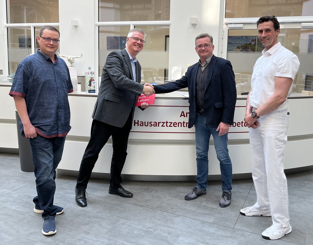 Stefan Teichmann und Uwe Leicht, Betriebsleitung Johanniter-Stift im Altstadtquartier, Uwe Joneck und Dr. med. Stephan Dalicho, Geschäftsführung MVZ „Im Altstadtquartier“ (v. l.) besiegeln per Handschlag die Kooperation.