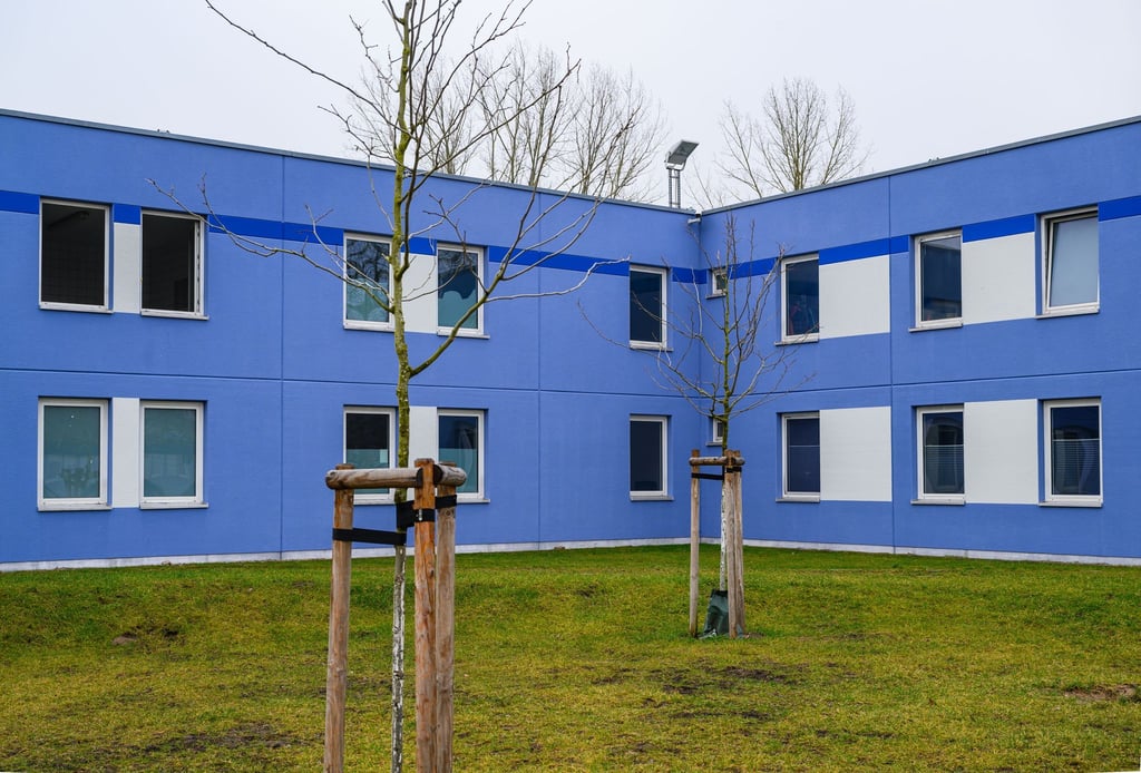 Ein Gebäude für das sogenannte Dublin-Zentrum auf dem Gelände der Zentralen Ausländerbehörde in Eisenhüttenstadt. Das Zentrum soll Platz für 250 Menschen bieten. (Archivbild)