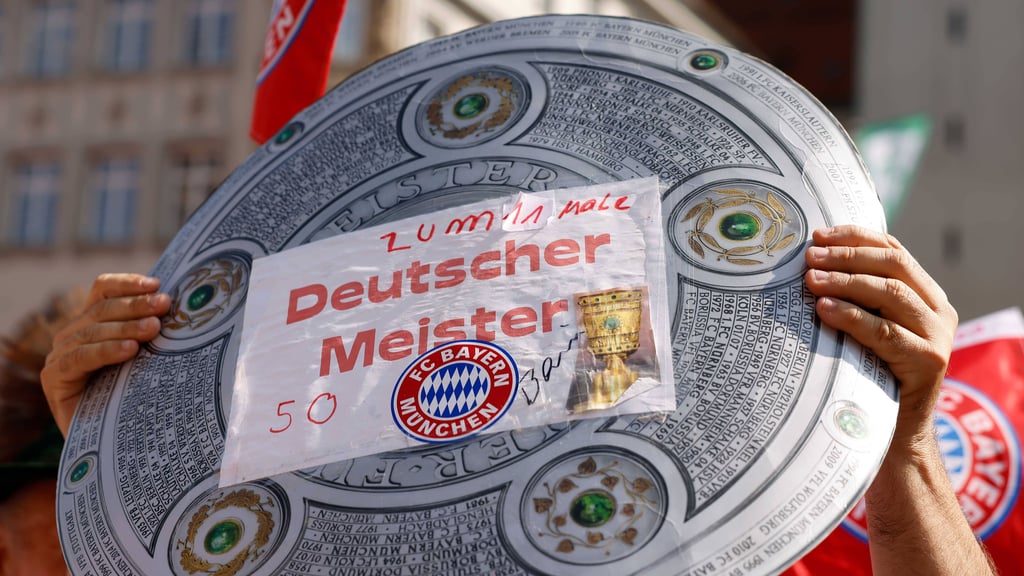 Eine improvisierte Meisterschale für den FC Bayern München