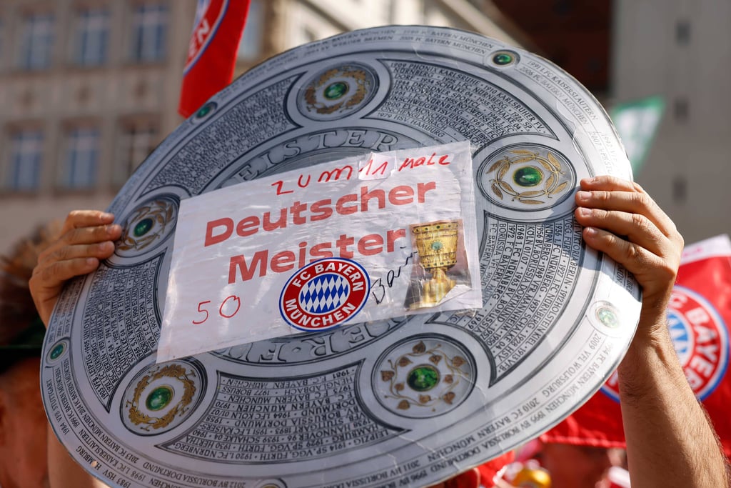 Eine improvisierte Meisterschale für den FC Bayern München