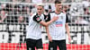 Bastian Allgeier versucht Tom Gaal nach seinem Eigentor aufzumuntern.