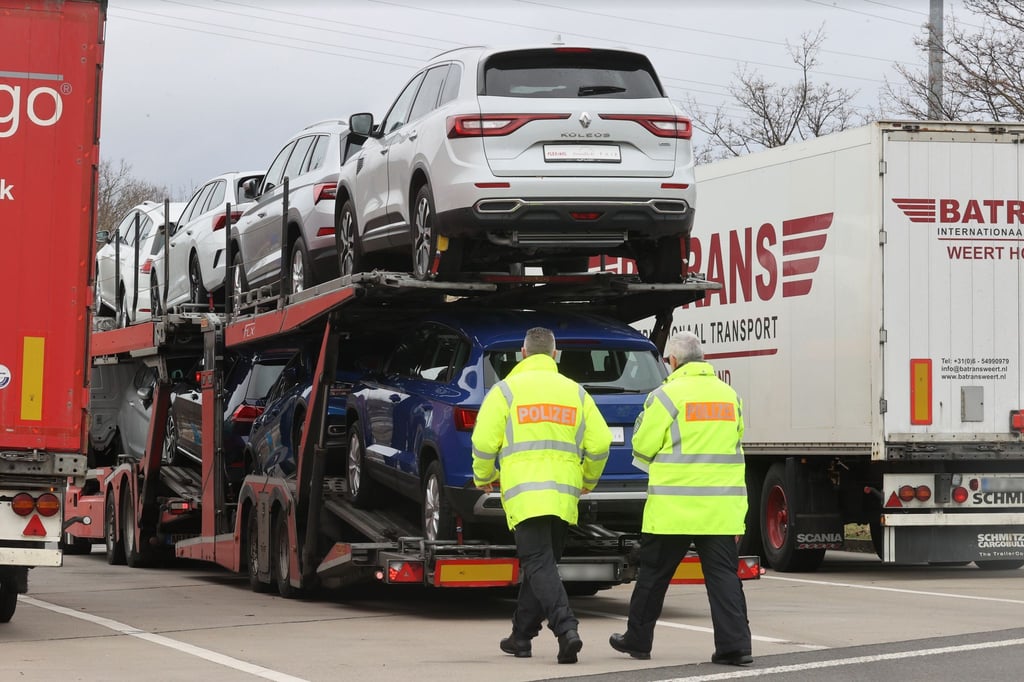 In Sachsen-Anhalt steht die nächste Kontrollwoche der Polizei für Lkw und Busse an. (Archivbild)