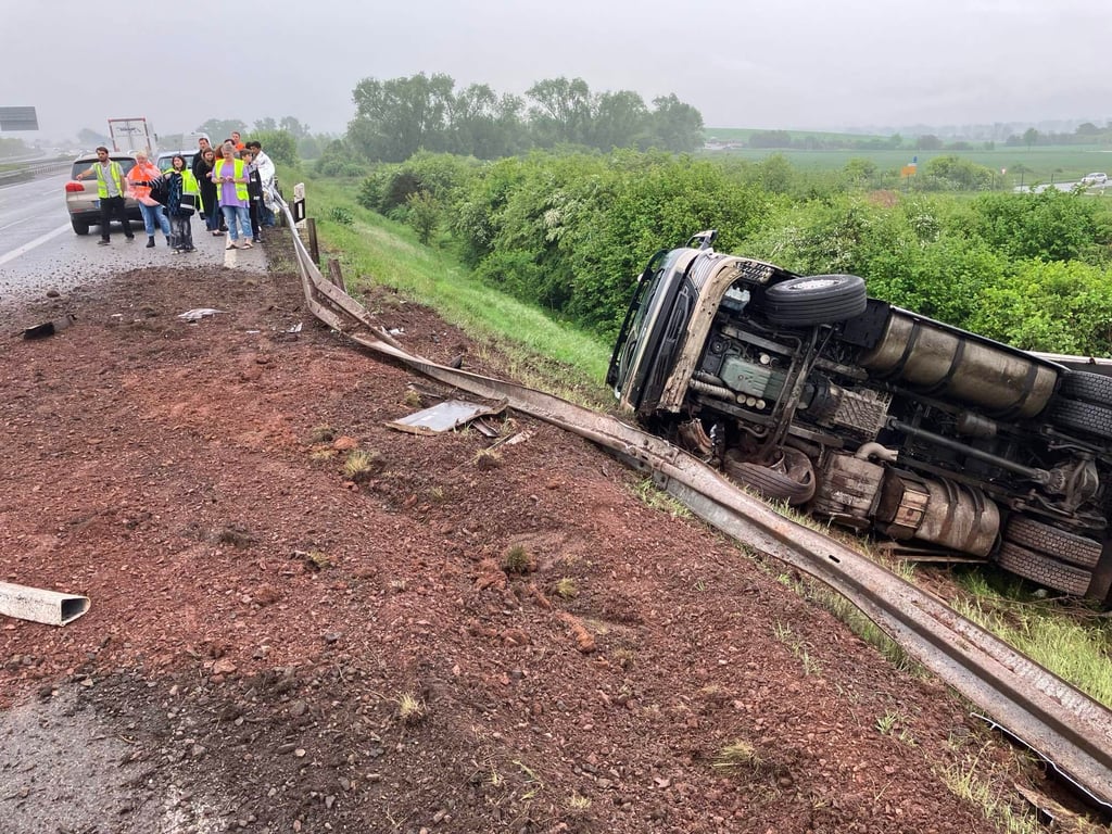 Auf der A38 bei Berga in Richtung Halle ist ein Lkw von der Fahrbahn abgekommen und in den Graben gestürzt.