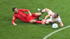 Leon Goretzka (l) und Leipzigs Xavi Simons kämpfen um den Ball.